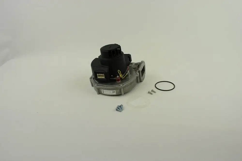 Bosch Gebläse auf einem weißen Hintergrund, umgeben von Schrauben und einer Dichtung. Das Gerät hat eine schwarze Oberseite und eine metallische Basis.